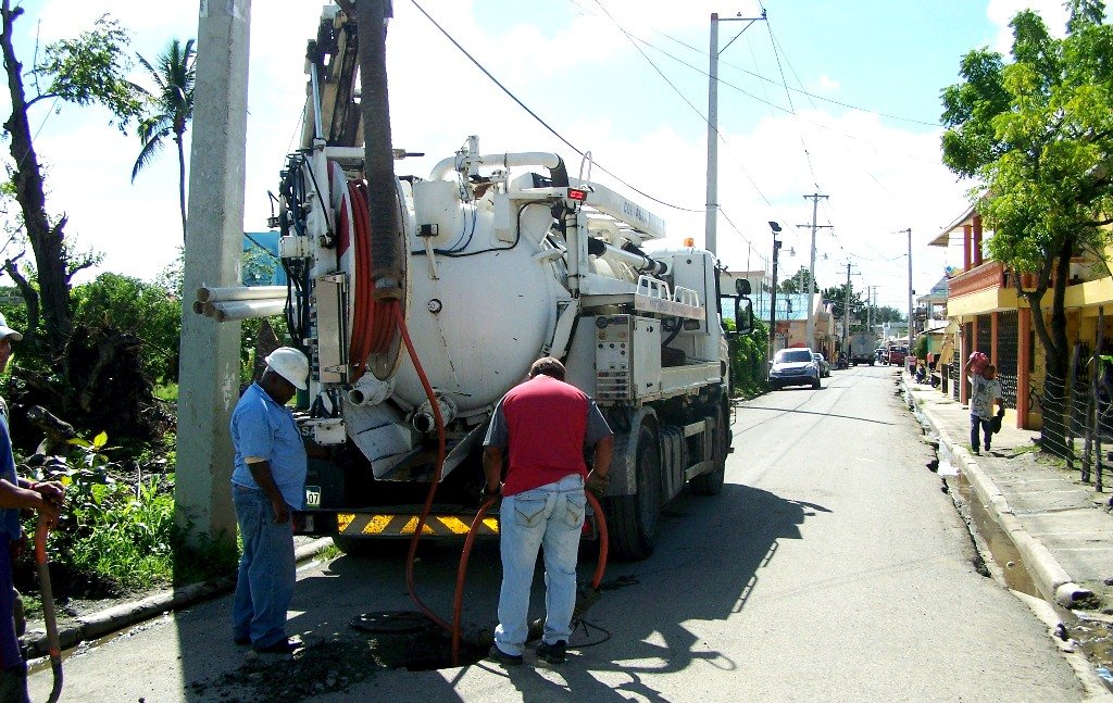 CORAAMOCA Trabaja en Limpieza Alcantarillado Sanitario
